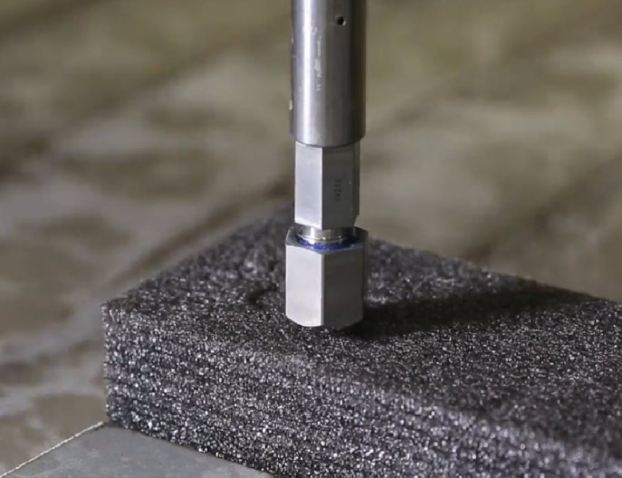Tavolo di taglio a getto d'acqua CNC Swift-Jet Pro durante il taglio di schiuma da 50 mm