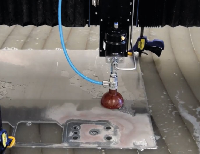 Tavolo di taglio a getto d'acqua CNC Swift-Jet Pro durante il taglio di alluminio da 6 mm