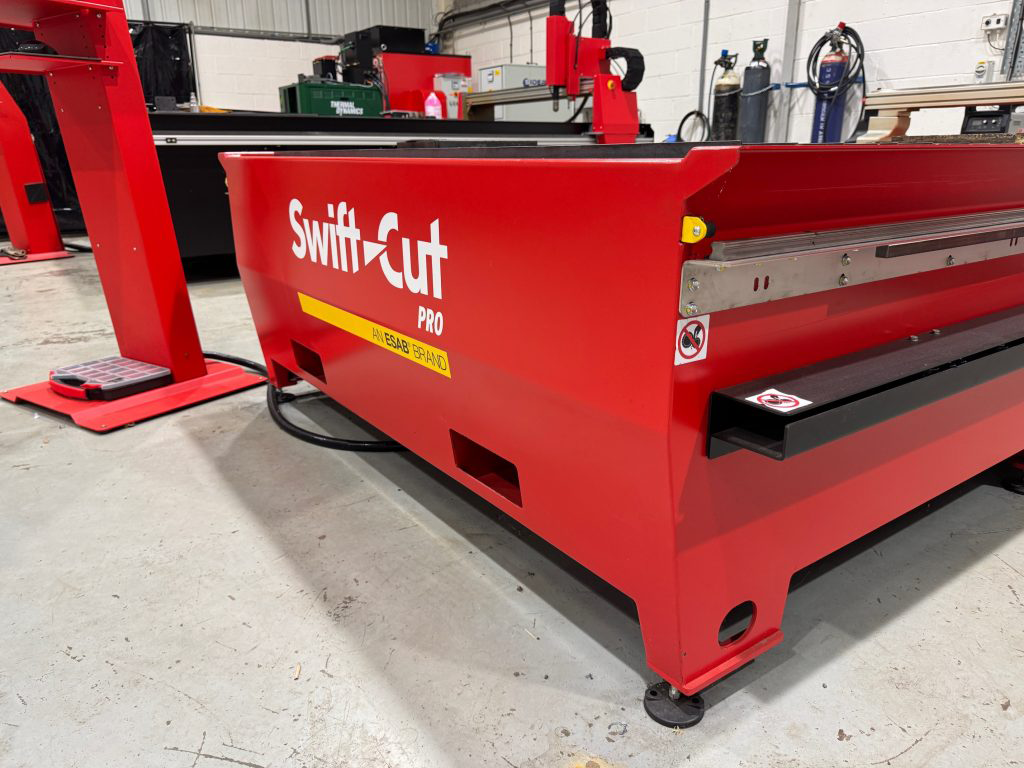 Begagnat Swift-Cut 3000 DD skärbord 3000 mm x 1500 mm) – komplett paket med Hypertherm Powermax 125 och avsugnings- och filtreringssystem