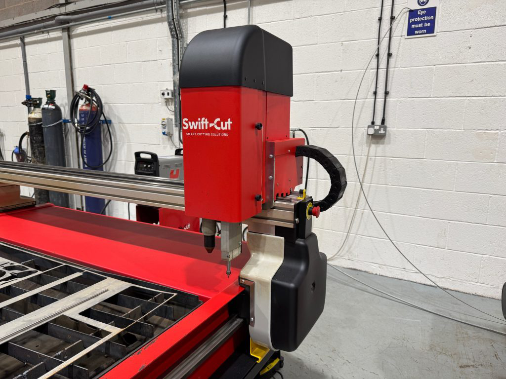 Begagnat Swift-Cut 3000 DD skärbord 3000 mm x 1500 mm) – komplett paket med Hypertherm Powermax 125 och avsugnings- och filtreringssystem