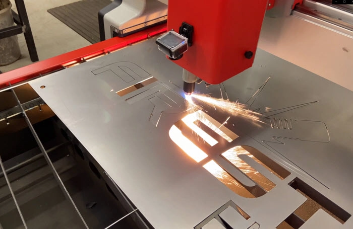 Firestorm Engineering använder skärbord Swift-Cut CNC skärbord ut en logotyp i plåt