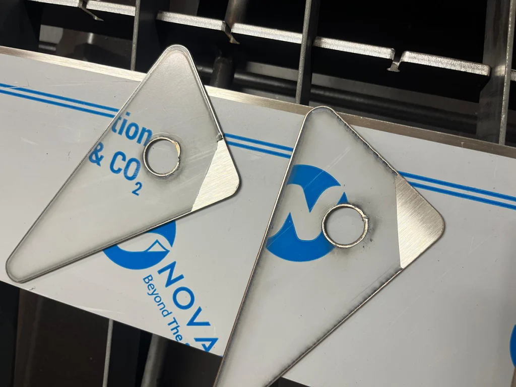 Il primo taglio effettuato dal cliente su acciaio inossidabile da 2 mm, utilizzando azoto sia come gas di taglio che come gas di protezione, ha superato tutte le aspettative: bordi puliti e precisi e qualità di taglio eccezionale.