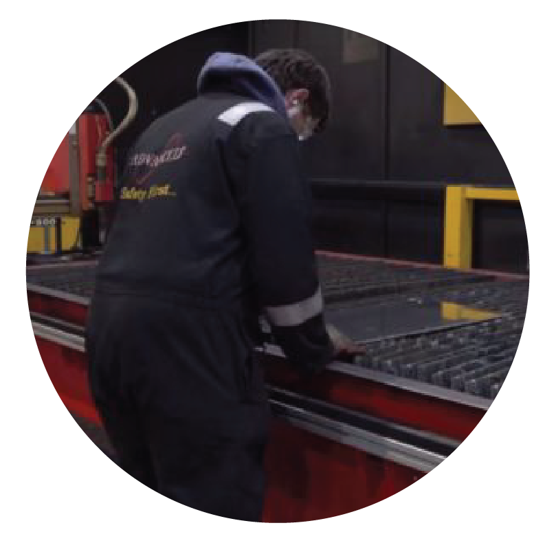 Bild från Advanced Diesel Engineering som visar Gary Conway från Advanced Diesel Engineering när han använder sitt Swift-Cut  skärbord