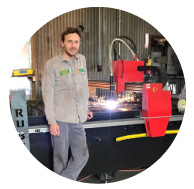 Bild från ML Rubertons feedbackmöte som visar Pete Harry framför sin Swift-cut CNC skärmaskin